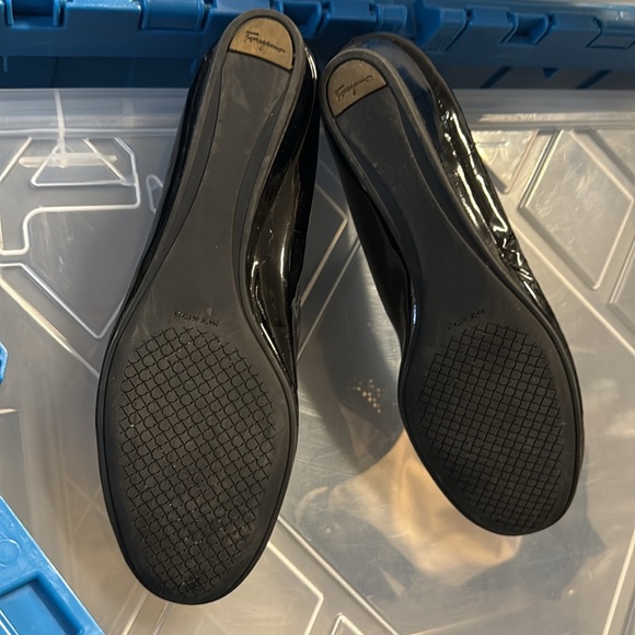 Salvatore Ferragamo Black Patent Leather Bow Wedges size 8.5 A - Picture 8 of 10